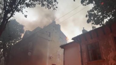 Lviv, Ukrayna - 4 Eylül 2024: Lviv 'de Rus füze saldırısının ardından yanan bir araba.