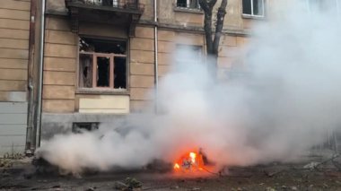 Lviv, Ukrayna - 4 Eylül 2024: Lviv 'de Rus füze saldırısının ardından yanan bir araba.