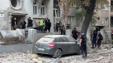 Lviv, Ukrayna - 04 Eylül 2024: Lviv 'de bir Rus füze saldırısının gerçekleştiği yerde bir kurtarma görevlisi ve polis çalışıyor.