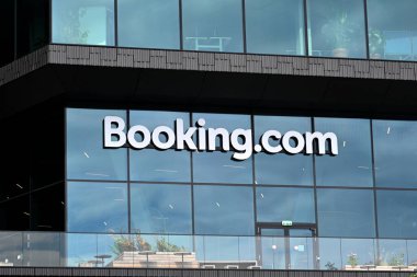 Amsterdam, Hollanda - 24 Ağustos 2024: Amsterdam Booking.com Merkezi. Booking.com en büyük online seyahat acentelerinden biridir..