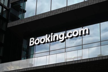 Amsterdam, Hollanda - 24 Ağustos 2024: Amsterdam Booking.com Merkezi. Booking.com en büyük online seyahat acentelerinden biridir..