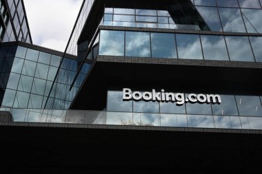 Amsterdam, Hollanda - 24 Ağustos 2024: Amsterdam Booking.com Merkezi. Booking.com en büyük online seyahat acentelerinden biridir..