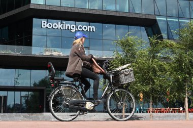 Amsterdam, Hollanda - 24 Ağustos 2024: Amsterdam Booking.com Merkezi. Booking.com en büyük online seyahat acentelerinden biridir..