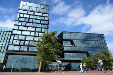 Amsterdam, Hollanda - 24 Ağustos 2024: Amsterdam Booking.com Merkezi. Booking.com en büyük online seyahat acentelerinden biridir..