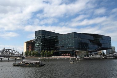 Amsterdam, Hollanda - 24 Ağustos 2024: Amsterdam Booking.com Merkezi. Booking.com en büyük online seyahat acentelerinden biridir..