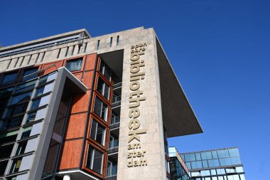 Amsterdam, Hollanda - 24 Ağustos 2024: Amsterdam Halk Kütüphanesi. Açık Bibliotheek Amsterdam.