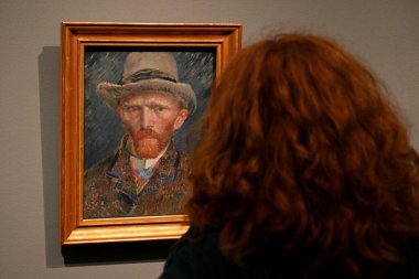 Amsterdam, Hollanda - 26 Ağustos 2024: Amsterdam, Hollanda 'daki Rijksmuseum' da Vincent van Gogh 'un oto portresi yakınındaki ziyaretçiler.