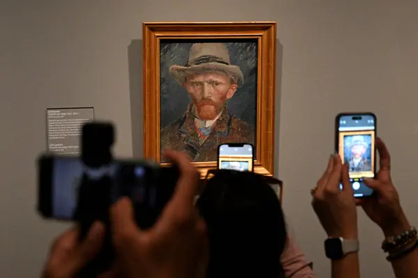 stock image Amsterdam, Netherlands - August 26, 2024: Visitors near the Self-Portrait by Vincent van Gogh painting in Rijksmuseum in Amsterdam, Netherlands.