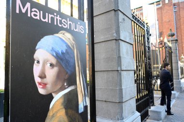Lahey, Hollanda - 28 Ağustos 2024: Mauritshuis Müzesi yakınlarındaki Johannes Vermeer tablosunun ünlü İnci Küpeli Kızı Banner.