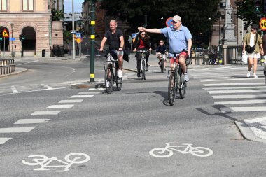 Stockholm, İsveç - 29 Temmuz 2024: Stockholm Caddesinde bir bisikletçi.