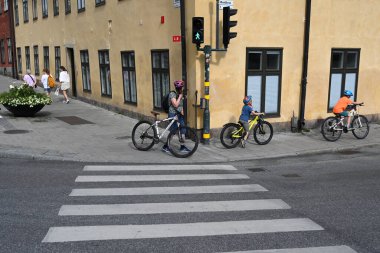 Stockholm, İsveç - 29 Temmuz 2024: Stockholm Caddesinde bir bisikletçi.