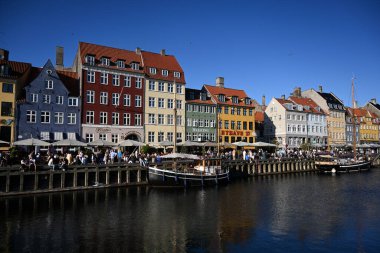 Kopenhag, Danimarka - 31 Temmuz 2024: New Harbour (Nyhavn), Danimarka 'nın Kopenhag kentinde 17. yüzyıldan kalma bir liman, kanal ve eğlence bölgesi.. 