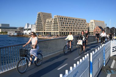 Kopenhag, Danimarka - 31 Temmuz 2024: Kopenhag caddesinde bir bisikletçi.