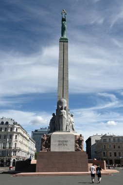 Riga, Letonya - 23 Temmuz 2024: Riga 'daki Özgürlük Anıtı, Letonya Bağımsızlık Savaşı sırasında öldürülen askerleri onurlandırdı (1918-1920).