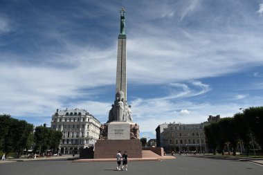 Riga, Letonya - 23 Temmuz 2024: Riga 'daki Özgürlük Anıtı, Letonya Bağımsızlık Savaşı sırasında öldürülen askerleri onurlandırdı (1918-1920).