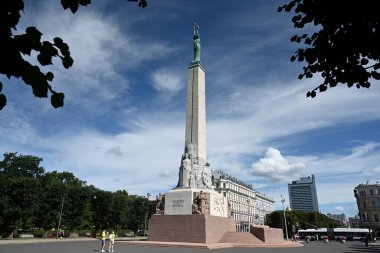 Riga, Letonya - 23 Temmuz 2024: Riga 'daki Özgürlük Anıtı, Letonya Bağımsızlık Savaşı sırasında öldürülen askerleri onurlandırdı (1918-1920).