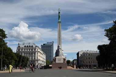 Riga, Letonya - 23 Temmuz 2024: Riga 'daki Özgürlük Anıtı.