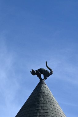 Riga, Letonya 'daki Cat House' da. Riga 'daki Kedi Evi' nin çatısındaki kedi heykeli..