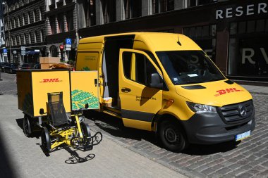 Riga, Letonya - 23 Temmuz 2024: Riga caddesindeki DHL dağıtım otobüsü.