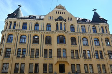 Riga, Letonya 'daki Cat House' da. Riga 'daki Kedi Evi' nin çatısındaki kedi heykeli..