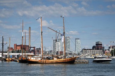 Helsinki, Finlandiya - 25 Temmuz 2024: Helsinki Körfezi 'ndeki tekneler.