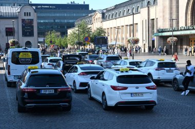 Helsinki, Finlandiya - 25 Temmuz 2024: Helsinki Merkez Tren İstasyonu yakınlarındaki Taksi.