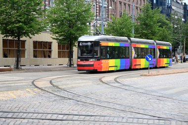 Helsinki, Finlandiya - 25 Temmuz 2024: Helsinki Caddesi 'ndeki tramvay. 