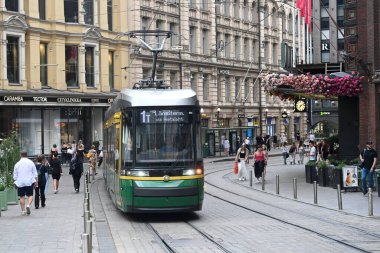 Helsinki, Finlandiya - 25 Temmuz 2024: Helsinki Caddesi 'ndeki tramvay. 
