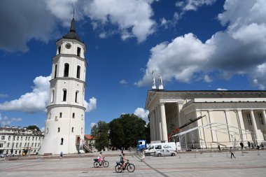 Vilnius, Litvanya - 22 Temmuz 2024: Vilnius Katedrali Çan Kulesi ve St. Stanislaus Katedrali Bazilikası ve St. Ladislaus.