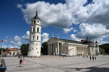 Vilnius, Litvanya - 22 Temmuz 2024: Vilnius Katedrali Çan Kulesi ve St. Stanislaus Katedrali Bazilikası ve St. Ladislaus.