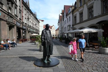Tallinn, Estonya - 24 Temmuz 2024: Tallinn 'deki Jaan Krossi heykeli.