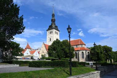 Tallinn, Estonya - 24 Temmuz 2024: Tallinn, Estonya 'daki Aziz Nicholas Kilisesi ve Niguliste Müzesi
