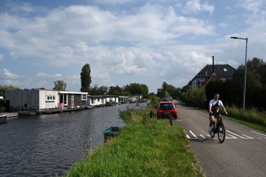 Hollanda, Waterland 'da Broek - 25 Ağustos 2024: Amsterdam' ın yaklaşık 8 km kuzeydoğusunda yer alan Waterland köyünde Broek.