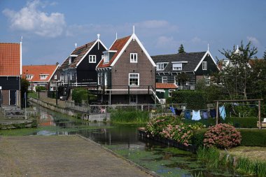 Marken, Hollanda - 25 Ağustos 2024: Marken, Hollanda 'nın kuzeyindeki Waterland ve Zaan Bölgesi' nde IJsselmeer Gölü 'nde yer alan bir köydür..