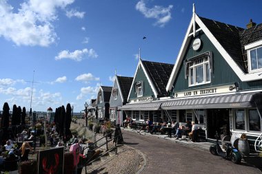 Marken, Hollanda - 25 Ağustos 2024: Marken, Hollanda 'nın kuzeyindeki Waterland ve Zaan Bölgesi' nde IJsselmeer Gölü 'nde yer alan bir köydür..