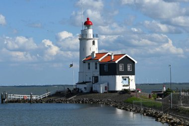 Hollanda yarımadası Marken 'de bulunan IJsselmeer, Hollanda' da bulunan Marken Feneri Atı (Paard van Marken). Deniz feneri Paard van Marken 1839 'da inşa edildi..