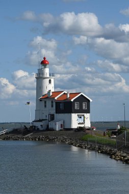 Hollanda yarımadası Marken 'de bulunan IJsselmeer, Hollanda' da bulunan Marken Feneri Atı (Paard van Marken). Deniz feneri Paard van Marken 1839 'da inşa edildi..