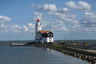 Hollanda yarımadası Marken 'de bulunan IJsselmeer, Hollanda' da bulunan Marken Feneri Atı (Paard van Marken). Deniz feneri Paard van Marken 1839 'da inşa edildi..