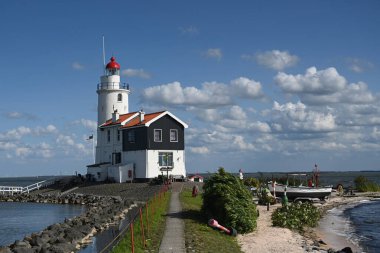 Hollanda yarımadası Marken 'de bulunan IJsselmeer, Hollanda' da bulunan Marken Feneri Atı (Paard van Marken). Deniz feneri Paard van Marken 1839 'da inşa edildi..