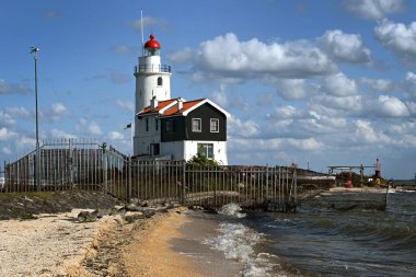 Hollanda yarımadası Marken 'de bulunan IJsselmeer, Hollanda' da bulunan Marken Feneri Atı (Paard van Marken). Deniz feneri Paard van Marken 1839 'da inşa edildi..