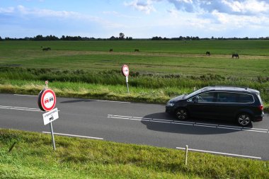 Monnickendam, Hollanda - 25 Ağustos 2024: Hollanda kırsalındaki yol.