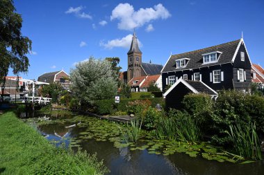 Marken, Hollanda - 25 Ağustos 2024: Marken, Hollanda 'nın kuzeyindeki Waterland ve Zaan Bölgesi' nde IJsselmeer Gölü 'nde yer alan bir köydür..