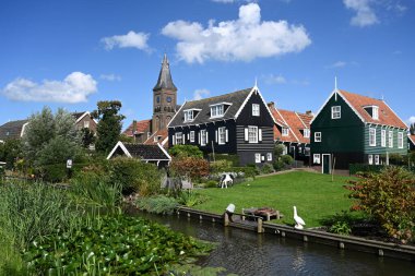 Marken, Hollanda - 25 Ağustos 2024: Marken, Hollanda 'nın kuzeyindeki Waterland ve Zaan Bölgesi' nde IJsselmeer Gölü 'nde yer alan bir köydür..