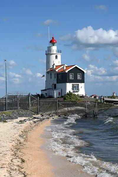 Hollanda yarımadası Marken 'de bulunan IJsselmeer, Hollanda' da bulunan Marken Feneri Atı (Paard van Marken). Deniz feneri Paard van Marken 1839 'da inşa edildi..