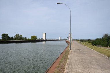 Magdeburg, Almanya - 23 Ağustos 2024: Magdeburg Su Köprüsü (Kanalbrucke Magdeburg), Almanya 'nın orta kesiminde, Magdeburg yakınlarında bulunan bir su kemeridir.