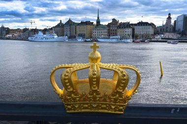 Stockholm, İsveç. Stockholm 'de Skeppsholmsbron köprüsünde altın bir kraliyet tacı
