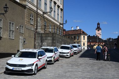 Stockholm, İsveç - 30 Temmuz 2024: Stockholm sokaklarında bir polis arabası.