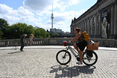 Berlin, Almanya - 3 Ağustos 2024: Berlin sokaklarında bir bisikletçi