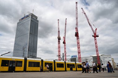 Berlin, Almanya - 3 Ağustos 2024: Berlin 'deki Alexanderplatz' da inşaat vinçleri