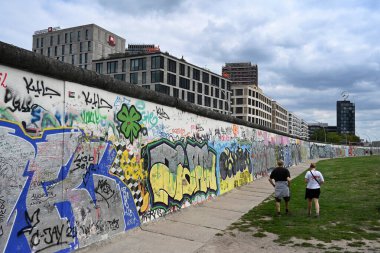 Berlin, Almanya - 3 Ağustos 2024: Berlin Duvarı 'ndaki Doğu Yakası Galerisi yakınlarında bir halk.